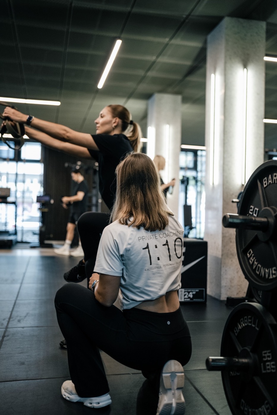Trainerin begleitet ein Mitglied w&auml;hrend der &Uuml;bung auf der Trainingsfl&auml;che