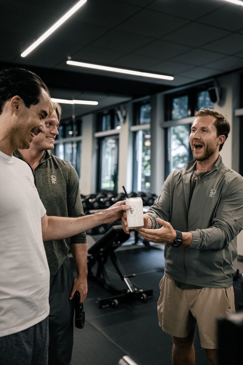 Mitglieder und Trainer mit einem Shake auf der Trainingsfl&auml;che des SŌRE Health Club