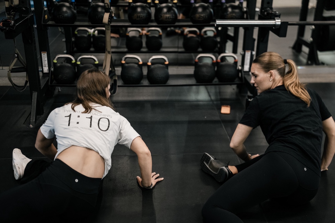 Trainerin betreut ein Mitglied beim Personal Training 1:10 im SŌRE Health Club