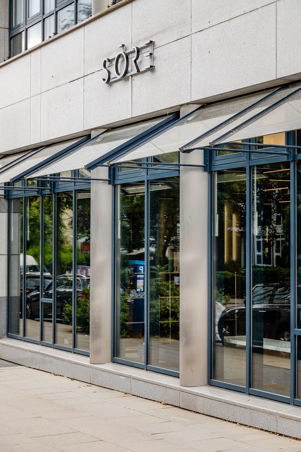 Eingang des SŌRE Health Club am Mittelweg 41b
