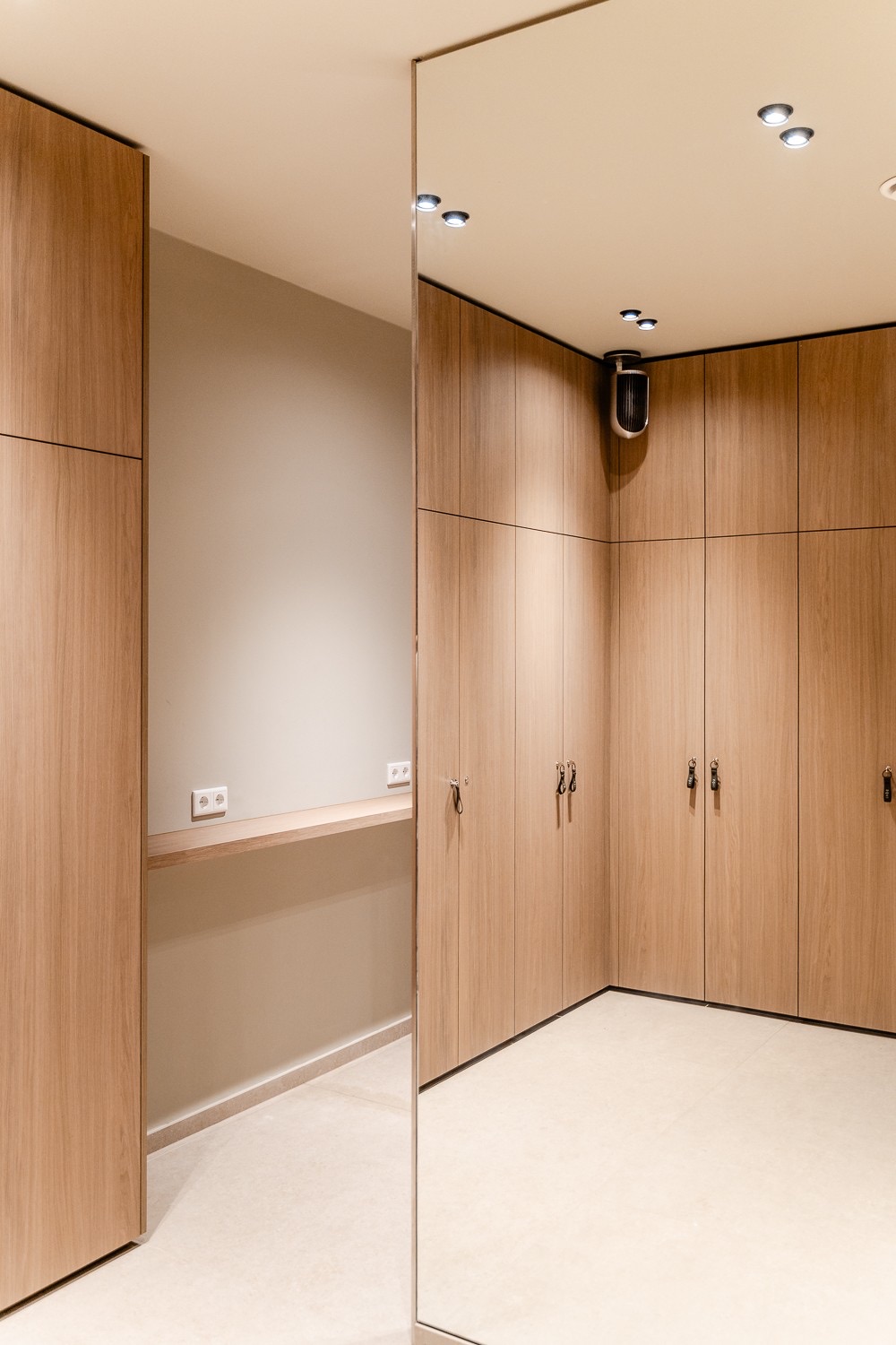 Umkleide mit Holzschränken im SŌRE Health Club