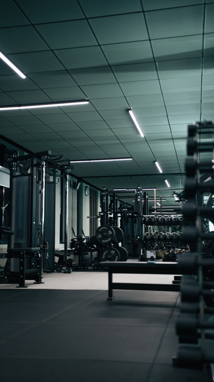 Blick durch die Trainingshalle des SŌRE Health Club