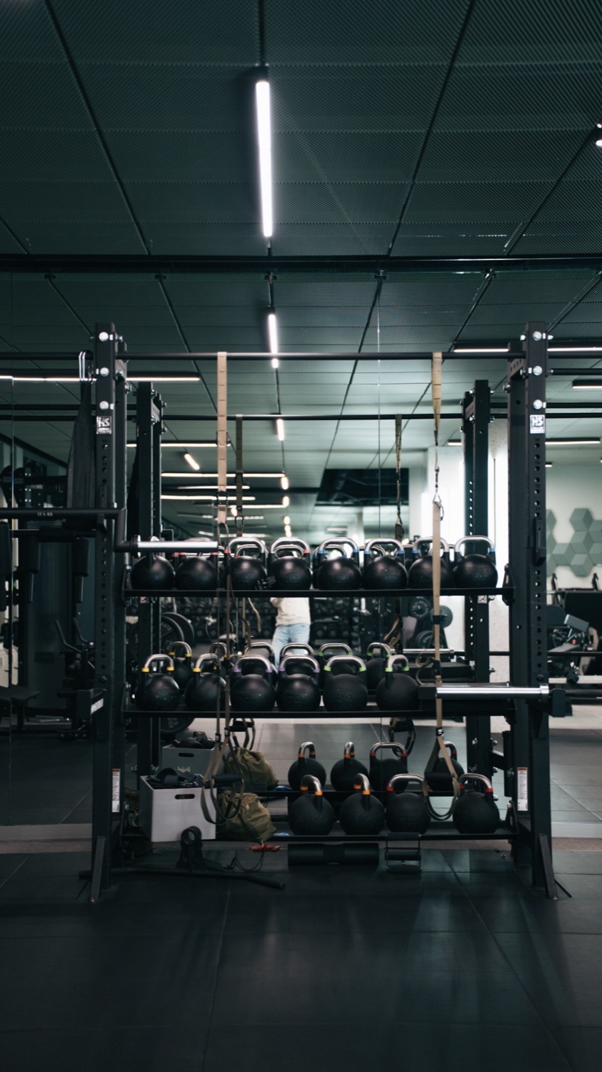 Kettlebells und Schlingentrainer im Rack