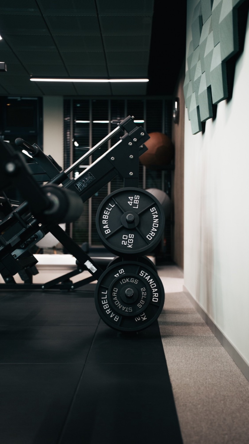Beinpresse und Gewichte im SŌRE Health Club