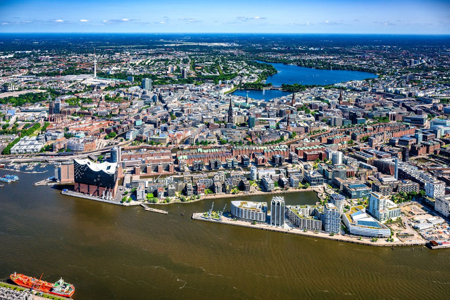 Luftaufnahme der Hamburger HafenCity mit Elbphilharmonie, Speicherstadt und Elbe