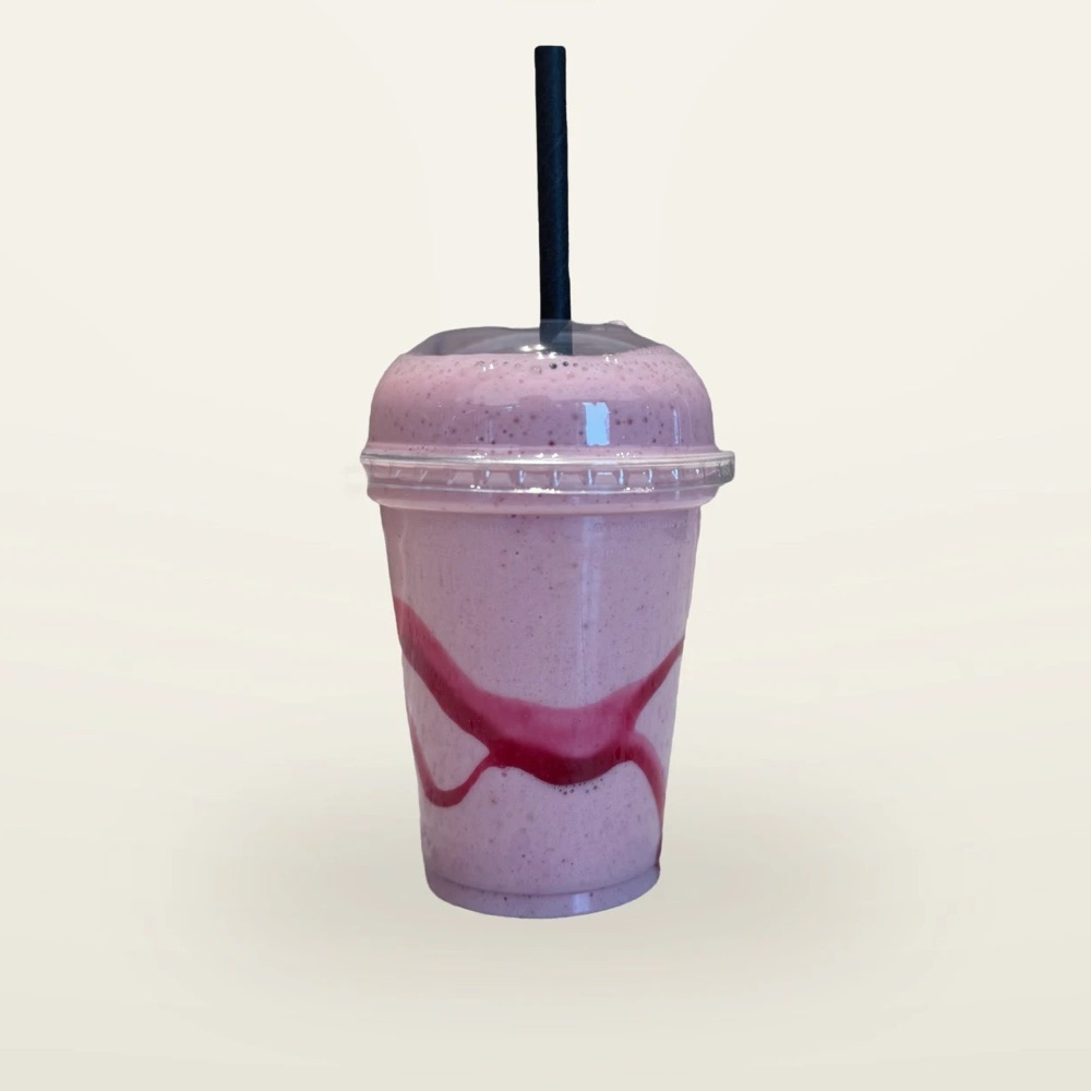 Beeren-Smoothie im Becher mit Strohhalm