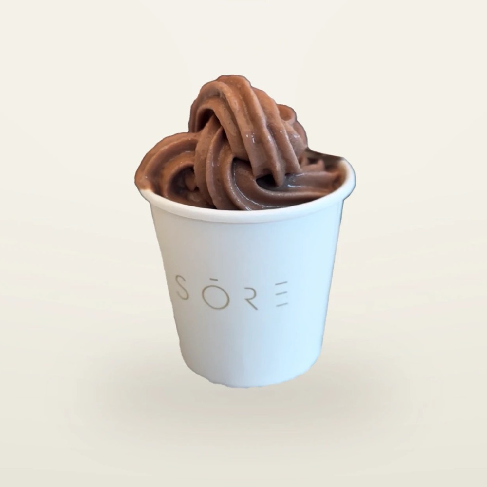 Schokoladen-Softeis im SŌRE-Becher