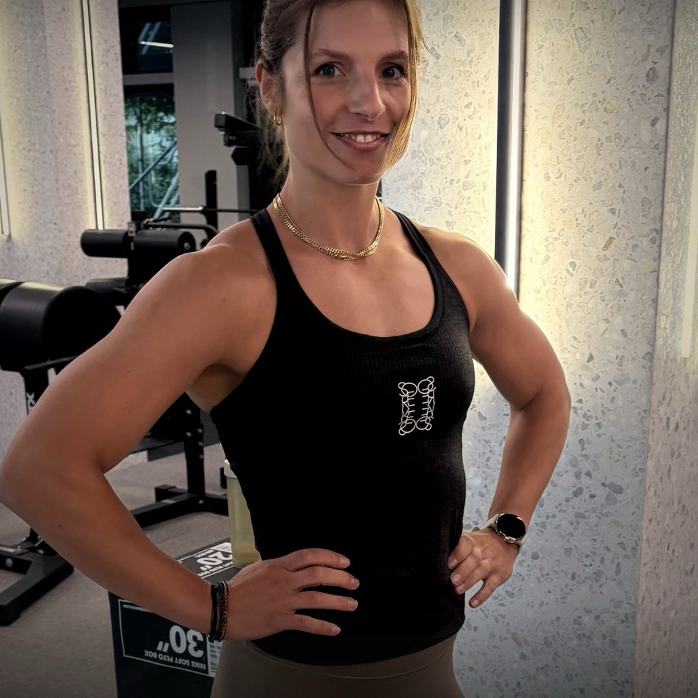 Mitglied im schwarzen SŌRE-Tanktop auf der Trainingsfl&auml;che