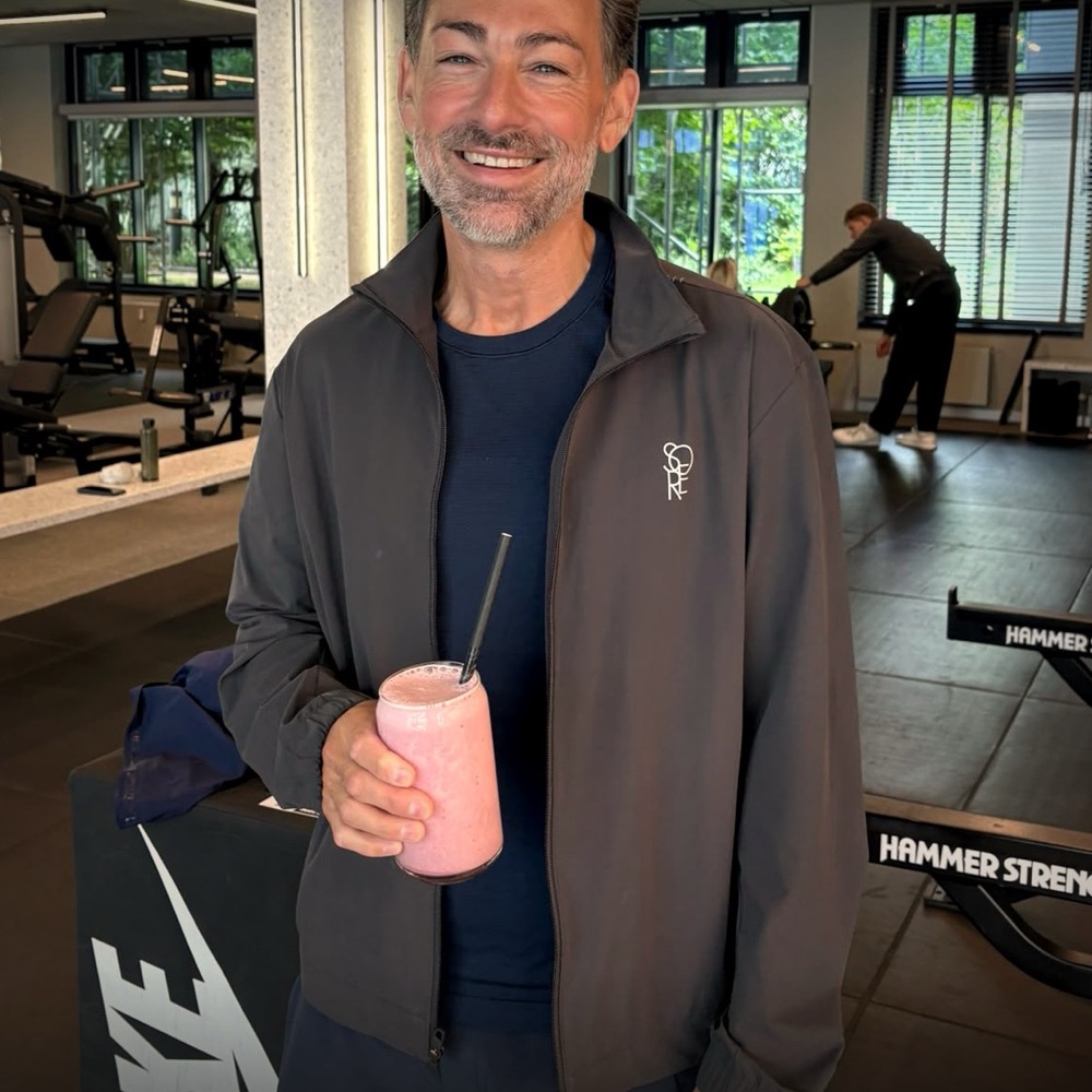 Mitglied in dunkelgrauer SŌRE-Trainingsjacke im Club
