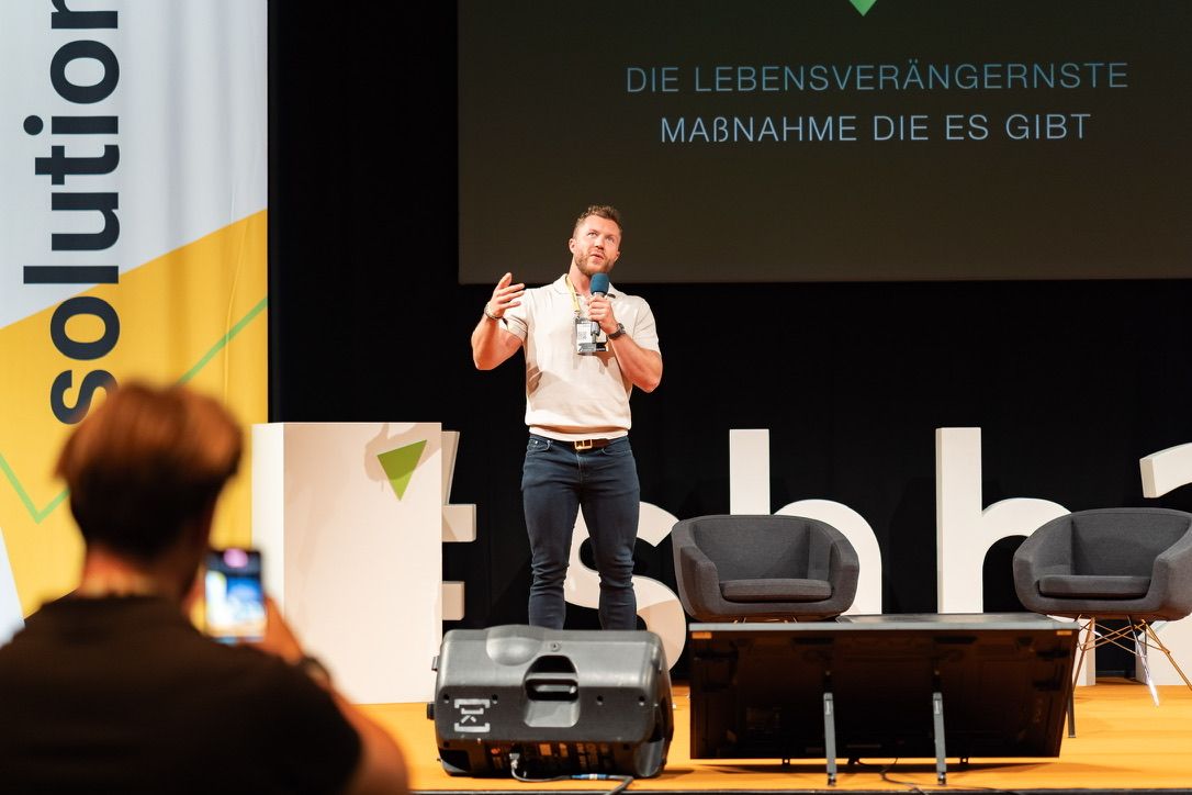 Johannes Walter auf der B&uuml;hne bei einem Vortrag
