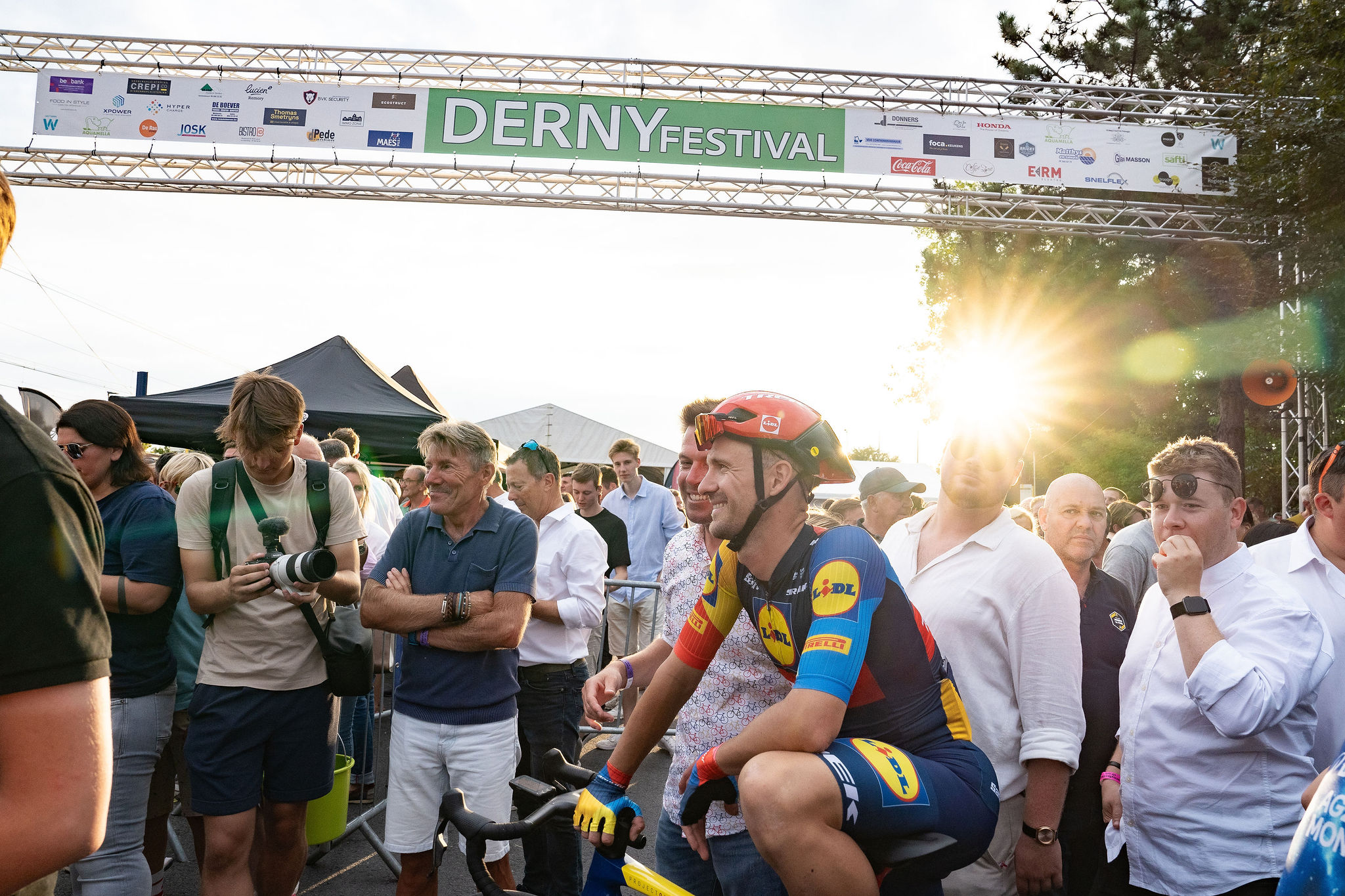 Mensen aan de finish van het Dernyfestival in Wetteren.