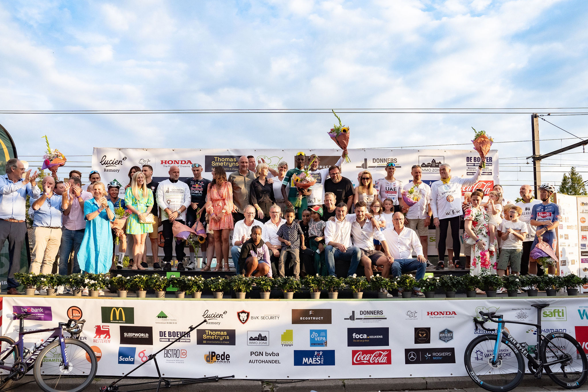 Podiumceremonie van het Dernyfestival 2024 met winnaar Biniam Girmay