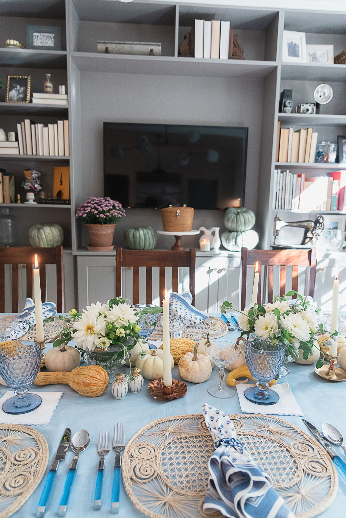 blue thanksgiving table decor
