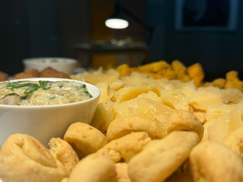 Ποικιλία από κριτσινάκια και τυριά