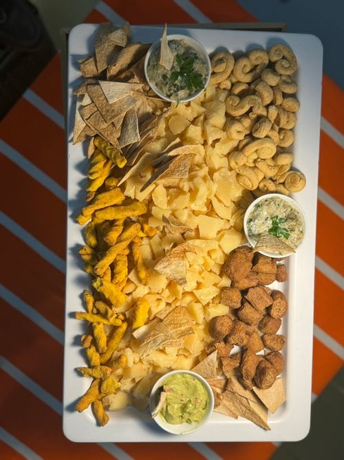 Ποκιλία τυριών σε μακρόστενη πιατέλα