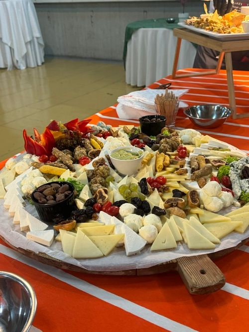 Ποκιλία τυριών σε μεγάλο δίσκο