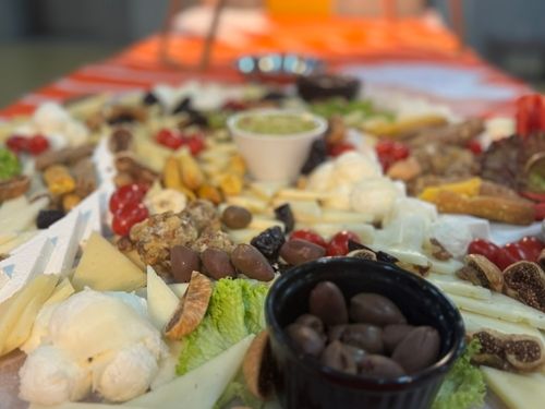 Ποικιλία διάφορων τυριών και ελιές