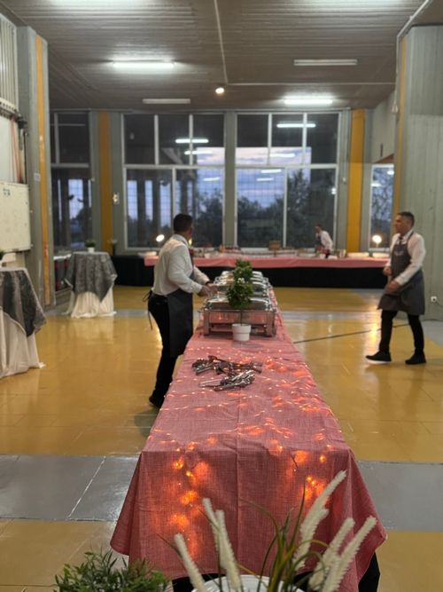 Μακρόστενο τραπέζι μπουφέ με ροζ τραπεζομάντιλο