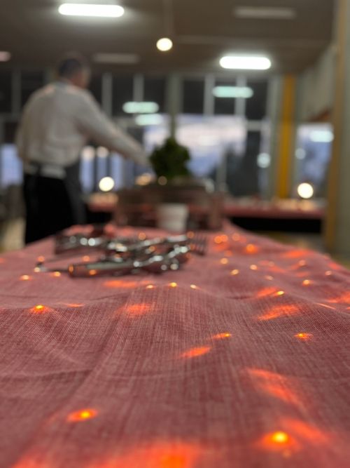 Ροζ τραπεζομάντιλο σε τραπέζι