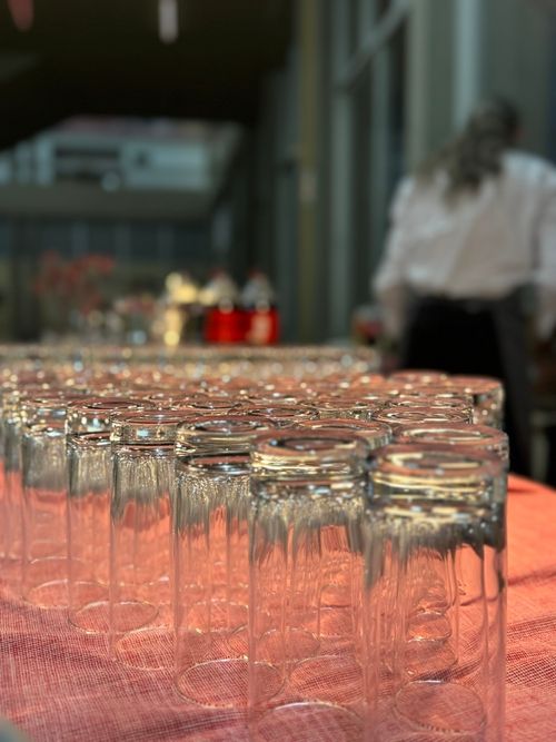 Ποτήρια πάνω σε τραπέζι εκδήλωσης