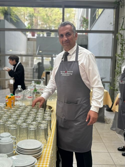 Σερβιτόρος της MultiTaste Catering