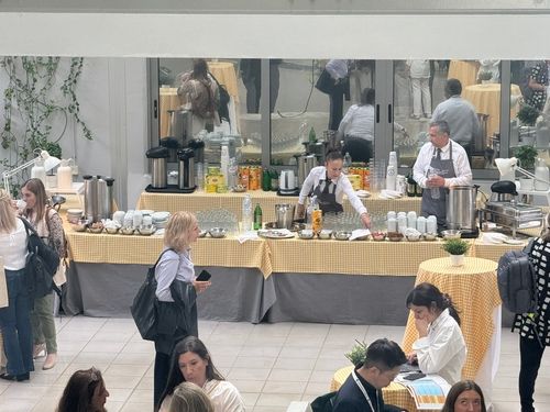 Σερβιτόροι της Multitaste Catering σε διάλειμμα για καφέ σε συνέδριο