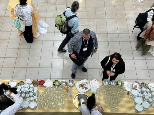 Κόσμος σερβίρεται καφέ και πρωινό σε συνέδριο