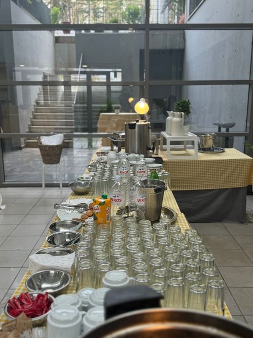 Τραπέζι γεμάτο ποτήρια, νερά και χυμούς