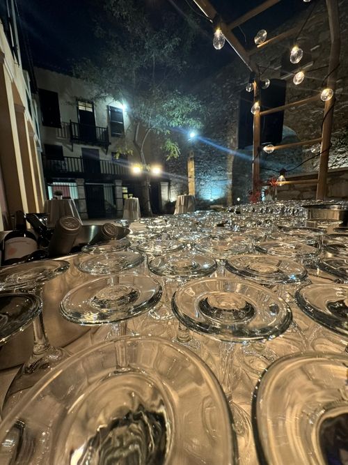 Τραπέζι με ποτήρια και κρασιά