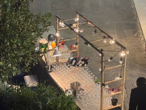 Τραπέζι με πολλά ποτήρια, κρασιά και αναψυκτικά