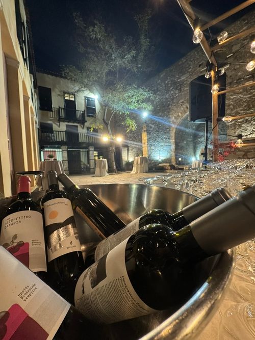 Κρασιά πάνω σε τραπέζι