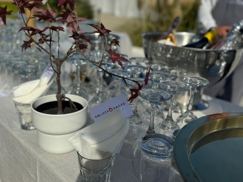 Ποτήρια για δεξίωση τοποθετημένα σε τραπέζι