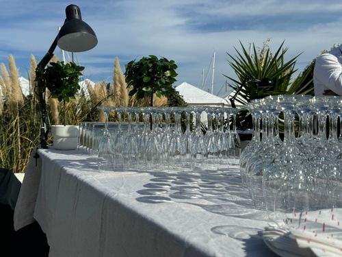 Τραπέζια δεξίωσης σε τραπέζι