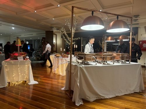 Προσωπικό ετοιμάζει μπουφέ catering για δεξίωηση