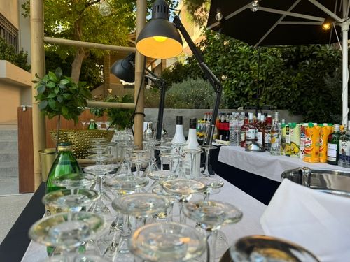 Ποτήρια και ποτά σε μπαρ σε σπίτι