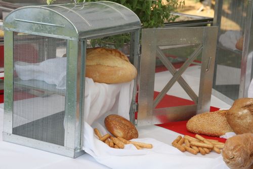 Αρτοσκευάσματα πάνω σε τραπέζι