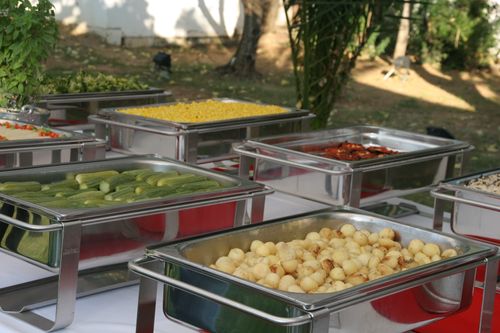 Βραστά λαχανικά μέσα σε ανοξείδωτα σκεύη