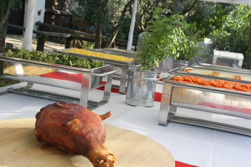 Χοιρινό κότσι κι άλλα φαγητά σε μπουφέ