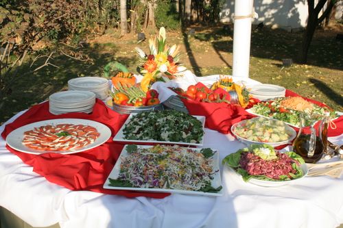 Σαλάτες σε μπουφέ δεξίωσης γάμου