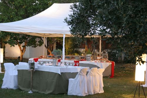 Τραπέζια στρωμένα σε κτήμα γάμου