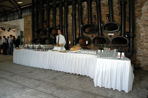 Σερβιτόρος αναμένει κόσμο σε μπουφέ