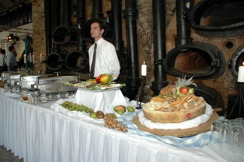 Υπάλληλος catering έτοιμος σε μπουφέ