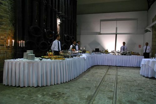 Σερβιτόροι έτοιμοι για να εξυπηρετήσουν κόσμο σε μπουφέ