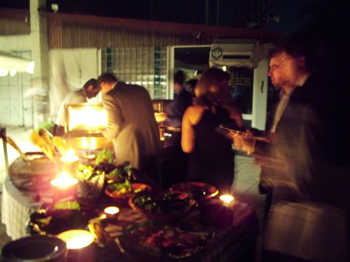 Κόσμος σερβίρεται σε μπουφέ εκδήλωσης