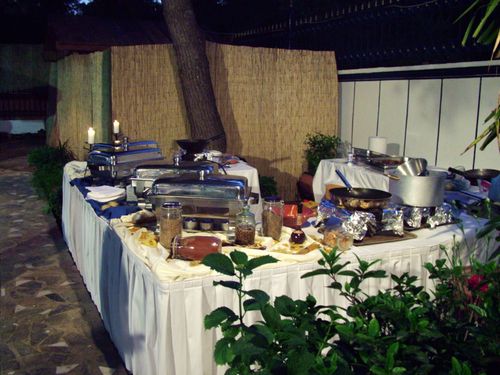 Όμορφα διακοσμημένος μπουφές σε εκδήλωση