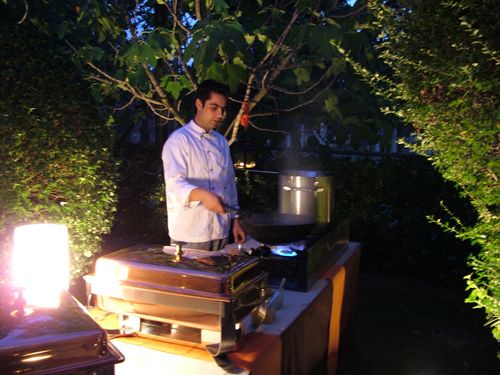 Chef σε live cooking stand εκδήλωσης