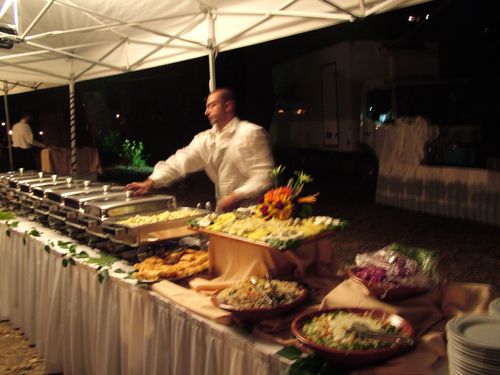 Σερβιτόρος στον μπουφέ σε εκδήλωση