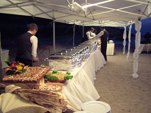 Σερβιτόροι προετοιμάζουν μπουφέ catering