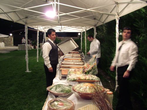 Σερβιτόροι ετοιμάζουν μπουφέ γάμου