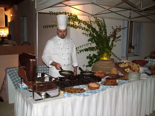 Σεφ μαγειρεύει σε live cooking stand